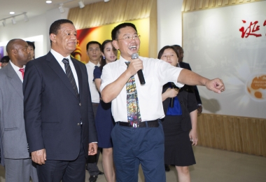 埃塞俄比亚总统穆拉图莅临全国信誉第一的网投平台集团东莞制造中心参观考察